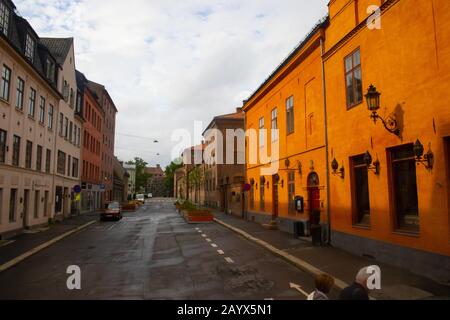 Vue sur la rue avec de vieux bâtiments colorés dans le centre d'Oslo, un centre du commerce, de la banque, de l'industrie et de la navigation norvégiennes Banque D'Images