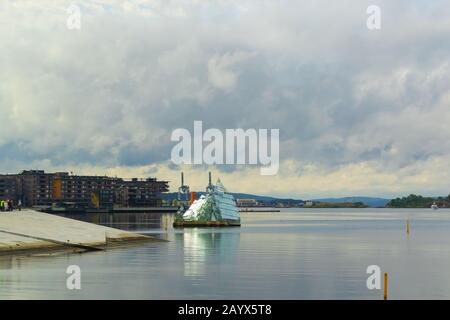 Elle Est une sculpture publique de Monica Bonvicini faite d'acier inoxydable et de panneaux de verre à côté de l'Opéra d'Oslo, en Norvège, le jour nuageux Banque D'Images