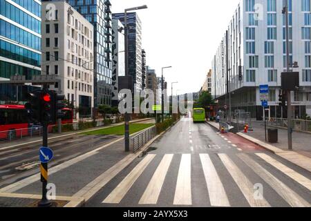 Dronning Eufemias Gate - la principale artère est–ouest dans le quartier Bjørvika avec Barcode Project bâtiments modernes, Oslo, Norvège Banque D'Images