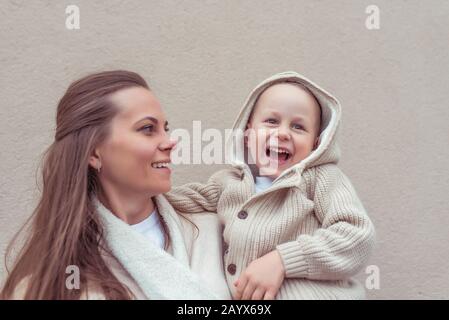 jeune famille, mère femme, tient son fils dans ses bras, petit garçon heureux rires réjouissent, concept parenting soins de soutien de parent amour. Fête Des Mères Banque D'Images