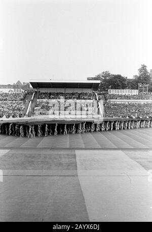 01 janvier 1980, Brandenburg, Leipzig: Au début des années 1980, les jeunes et les enfants ont répété dans un stade de Berlin un spectacle de danse avec un ours de Berlin. Date et lieu exacts de l'enregistrement inconnus. Photo : Volksmar Heinz/dpa-Zentralbild/ZB Banque D'Images