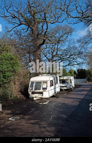 Deux caravanes de voyageurs ont été déversées à Iver Heath, Buckinghamshire. Banque D'Images