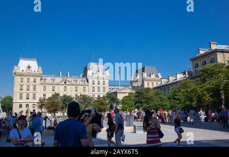 Touristes devant notre Dame Banque D'Images