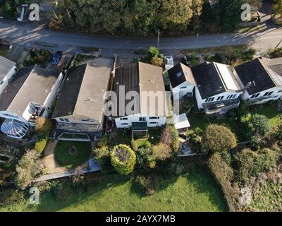 vue aérienne sur des maisons et des jardins soignés dans un cadre de banlieue Banque D'Images