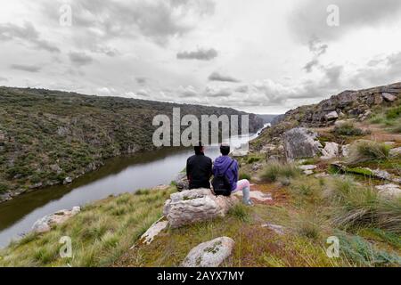 Deux amis en randonnée apprécient la vue dans Le parc naturel Arribes del Duero. Espagne Banque D'Images