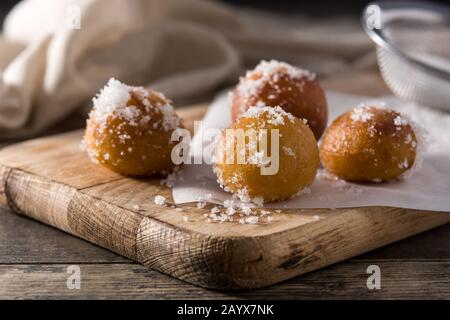 Beignets de carnaval ou buñuelos de viento pour la semaine Sainte sur table en bois Banque D'Images