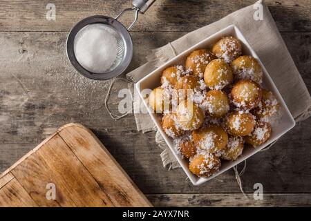 Beignets de carnaval ou buñuelos de viento pour la semaine Sainte sur table en bois. Vue de dessus. Espace de copie Banque D'Images