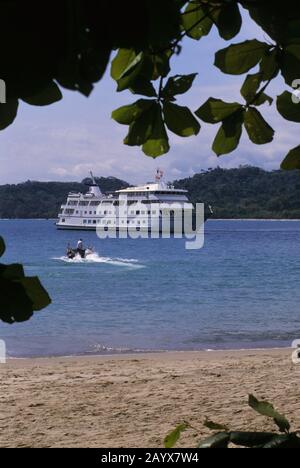 Bateau de croisière Americana (ancien Yorktown Clipper) à l'ancre devant le parc national Manuel Antonio au Costa Rica. Banque D'Images