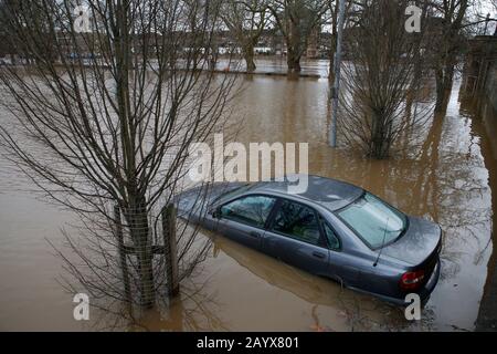 York, Royaume-Uni. 17 février 2020. La photo prise le 17 février 2020 montre une voiture immergée dans les eaux de crue à York, en Grande-Bretagne. Crédit: Craig Brough/Xinhua/Alay Live News Banque D'Images