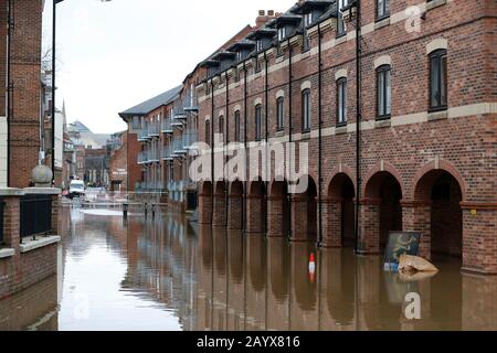 York, Royaume-Uni. 17 février 2020. La photo prise le 17 février 2020 montre l'inondation de Skeldergate, à York, en Grande-Bretagne. Crédit: Craig Brough/Xinhua/Alay Live News Banque D'Images