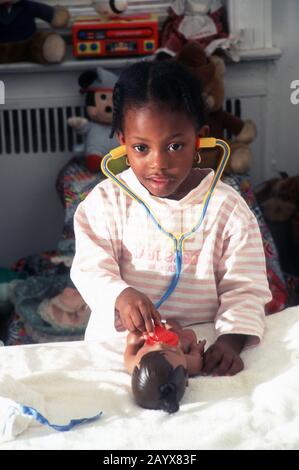 Petit enfant jouant médecins Banque D'Images