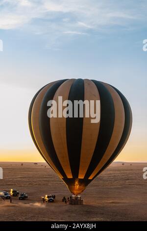 Vol en montgolfière le matin au-dessus du Serengeti en Tanzanie Banque D'Images