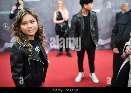 Berlin, Allemagne. 17 février 2020. Skateboarder Sky Brown (L). Cérémonie de remise des prix Laureus tapis rouge. GES/Laureus World Sports Awards 2020, Berlin, 17 février 2020 | usage global crédit: DPA/Alay Live News Banque D'Images