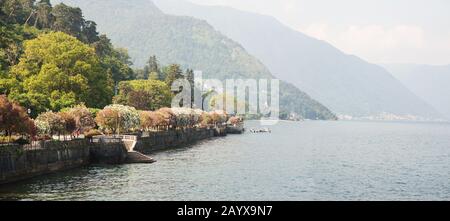 Bellagio Embankment Sur Le Lac De Côme. Lombardie. Italie. Beau Paysage Avec Montagnes. Banque D'Images