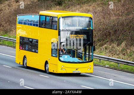 2013 jaune Volvo B Series, Golden Tours bus à impériale à toit ouvert sur le M61 Manchester, Royaume-Uni Banque D'Images