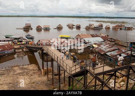 Vue sur les maisons flottantes de Belem à Iquitos, une ville sur la rivière Amazone dans le bassin de la rivière Amazone péruvienne. Banque D'Images