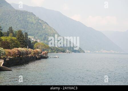 Bellagio Embankment Sur Le Lac De Côme. Lombardie. Italie. Beau Paysage Avec Montagnes. Banque D'Images