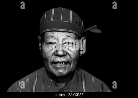 Portrait D'Un Homme Du Groupe Ethnique De Kayah En Costume Traditionnel, Hta Nee La Leh Village, Loikaw, Etat De Kayah, Myanmar. Banque D'Images