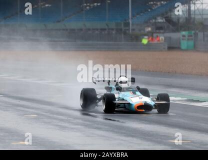 Klaus Bergs conduisant son Blue, 1971, Brabham BT36, dans le humide , pendant la course historique de Formule 2 de la HSCC ('67 - '78) au Silverstone Classic 2019 Banque D'Images