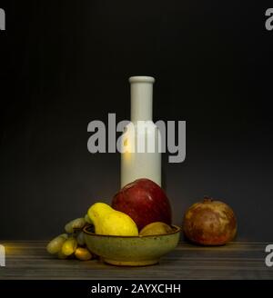 Assortiment vintage de pommes, de grenade et de raisins Banque D'Images