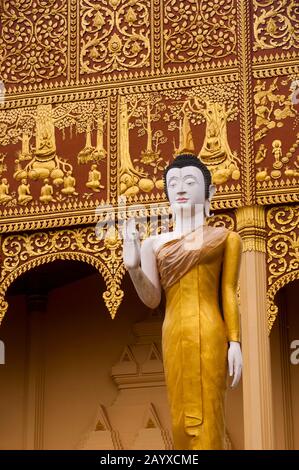 Statue de Bouddha montrant Abhaya Mudra, un geste ritualiste, au Temple Nord du Luang Stupa à Vientiane, la capitale et la plus grande ville de Lao Banque D'Images