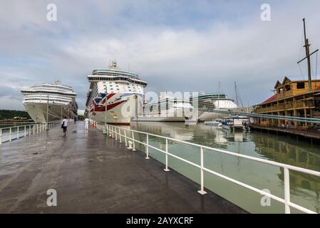 St John's, Antigua-et-Barbuda - 18 décembre 2018 : navires de croisière amarrés au port d'Antigua sur St John's par temps nuageux, Antigua-et-Barbuda. Banque D'Images