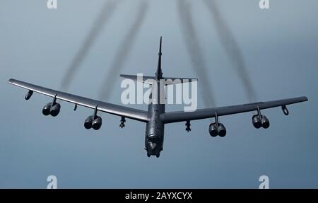 Un bombardier stratégique StratoFortress B-52 H de l'armée de l'air américaine survole le ciel du Qatar près de la base aérienne Al Udeid le 21 mai 2019 au Qatar. Banque D'Images