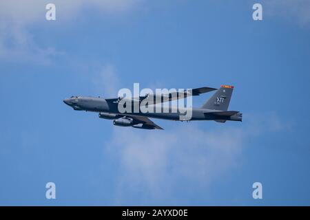 Un bombardier stratégique StratoFortress B-52 H de la Force aérienne américaine avec le 36ème Groupe des opérations effectue un survol pendant le salon aérien de Singapour 2020 près du centre des expositions Changi le 15 février 2020 à Singapour. Banque D'Images
