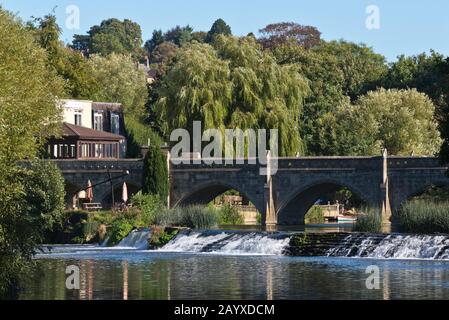 Le pittoresque pont à péage classé Grade II, datant de 1872 sur la rivière Avon à Bathampton Banque D'Images