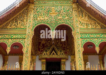 Détail du temple au Musée du Palais Royal (également connu sous le nom de Haw Kham ou Golden Hall) qui était autrefois le Palais Royal du Laos à Luang Prabang, au centre de la Banque D'Images