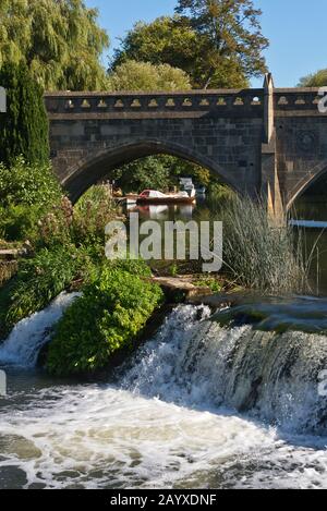 Le pittoresque pont à péage classé Grade II, datant de 1872 sur la rivière Avon à Bathampton Banque D'Images