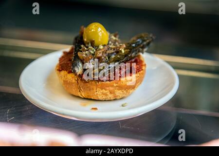 Hors-d'œuvre typique de tapa montadito servi dans un bar, Barcelone, Catalogne, Espagne Banque D'Images