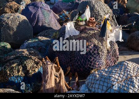 Paquets de filets de pêche, stockés dans le port. Lumière du soleil du matin. Port D'Essaouira, Maroc. Banque D'Images