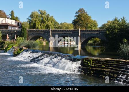 Le pittoresque pont à péage classé Grade II, datant de 1872 sur la rivière Avon à Bathampton Banque D'Images