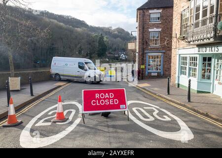 Ironbridge, SHROPSHIRE, ROYAUME-UNI - FÉVRIER 2020: Fermeture de la rue principale après l'inondation de Storm Dennis Banque D'Images