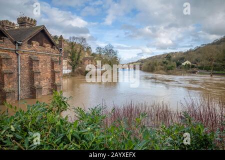 La rivière Severn inonde Ironbridge après que la tempête Dennis a balayé le Royaume-Uni Banque D'Images