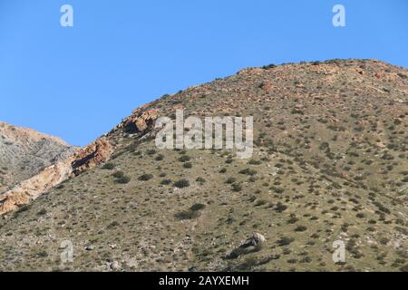 une montagne de désert à flanc de colline rocheuse avec un ciel bleu Banque D'Images