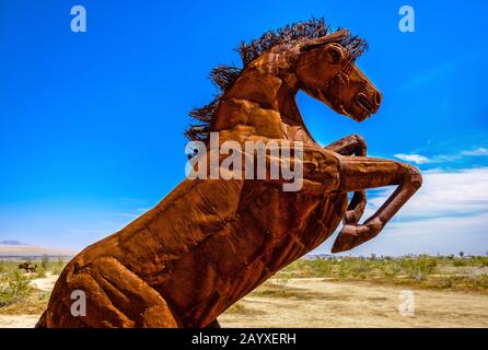 Californie, États-Unis, mars 2019, sculpture de chevaux métalliques par l'artiste Ricardo Breceda dans le parc national du désert d'Anza-Borrego Banque D'Images