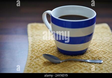 Tasse chaude de café noir avec Cuillère À Café Banque D'Images