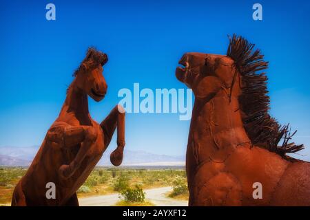 Californie, États-Unis, mars 2019, sculptures de chevaux métalliques de l'artiste Ricardo Breceda dans le parc national du désert d'Anza-Borrego Banque D'Images