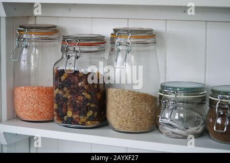 Boîtes en verre, emballage sans plastique stockage des aliments de santé, de nombreux bocaux sur étagères Banque D'Images