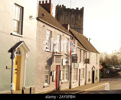 Vue sur les maisons et les petites entreprises le long de Upper Church Street à Chepstow, au sud du Pays de Galles, avec l'église du Prieuré de St Mary qui s'infiltre sur les toits Banque D'Images