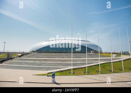 Adler, Sotchi, Russie - 6 Septembre 2018 : Bollhoy Ice Dome Dans Le Parc Olympique De Sotchi. Banque D'Images