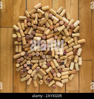 Photo très haute résolution des corks d'origine utilisés de bouteilles de vins rouges sur table rustique en bois. Seuls les textes génériques français (régions, produits dans le château Banque D'Images