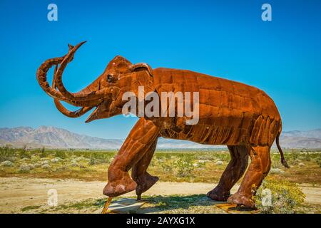 Californie, États-Unis, mars 2019, sculpture d'éléphants de métal par l'artiste Ricardo Breceda dans le parc national du désert d'Anza-Borrego Banque D'Images