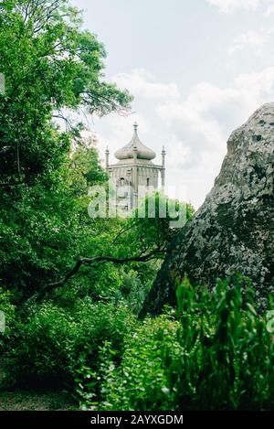 Aloupka. La Crimée. Russie - 31 août 2017 : Tour de palais de Vorontsov à Alupka. Voir à travers les feuilles vertes. Banque D'Images