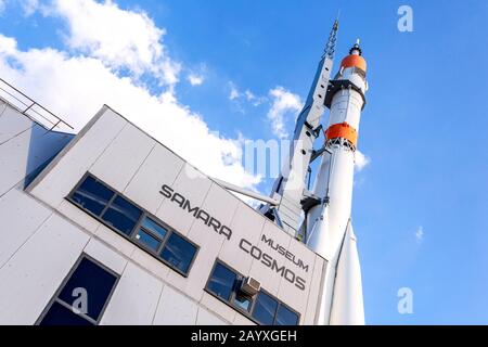 Samara, Russie - 4 mai 2019: Real Soyuz vaisseau spatial comme monument et le musée Samara Cosmos Banque D'Images