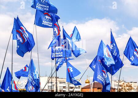 Samara, Russie - Mai 1, 2019 : Drapeaux du parti Russie unie contre le ciel bleu Banque D'Images