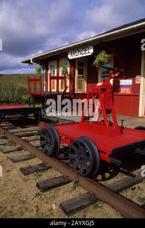 Une voiture à main (US) ou un chariot à pompe (UK) devant la vieille gare, maintenant convertie au bureau de poste du village Arundel dans les Laurentides dans Banque D'Images