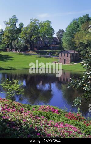 Vue sur l'auberge et la rivière Ashley dans le jardin de la plantation Middleton Place près de Charleston en Caroline du Sud, États-Unis. Banque D'Images